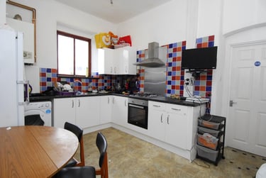5 bed house, 2 Caprera Place, North Hill, Plymouth, PL46AG - Image 2